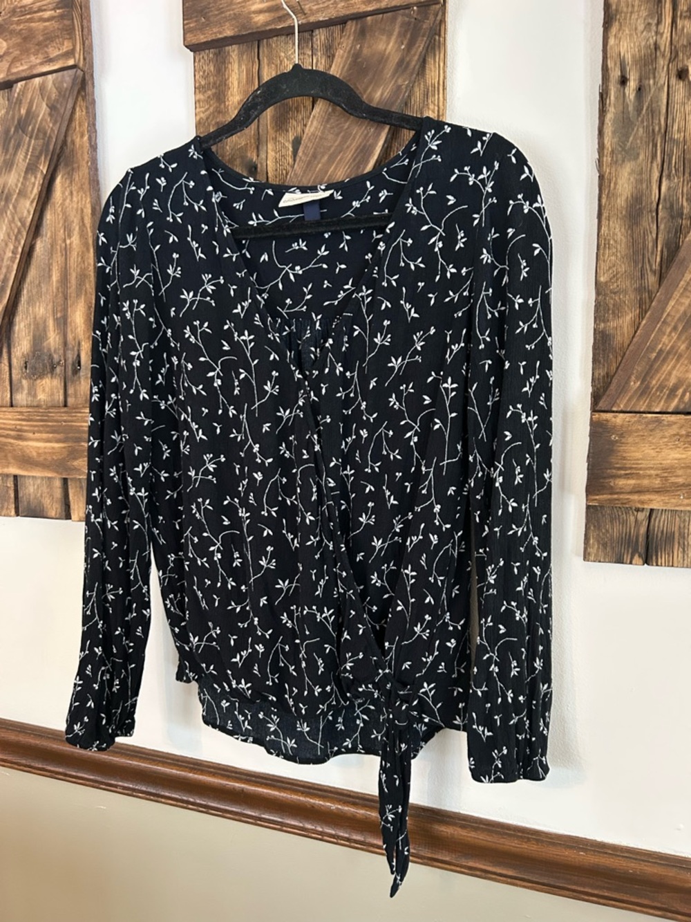 Universal Thread Wrap Long Sleeve Blouse Top Black & White Vines Women’s Medium